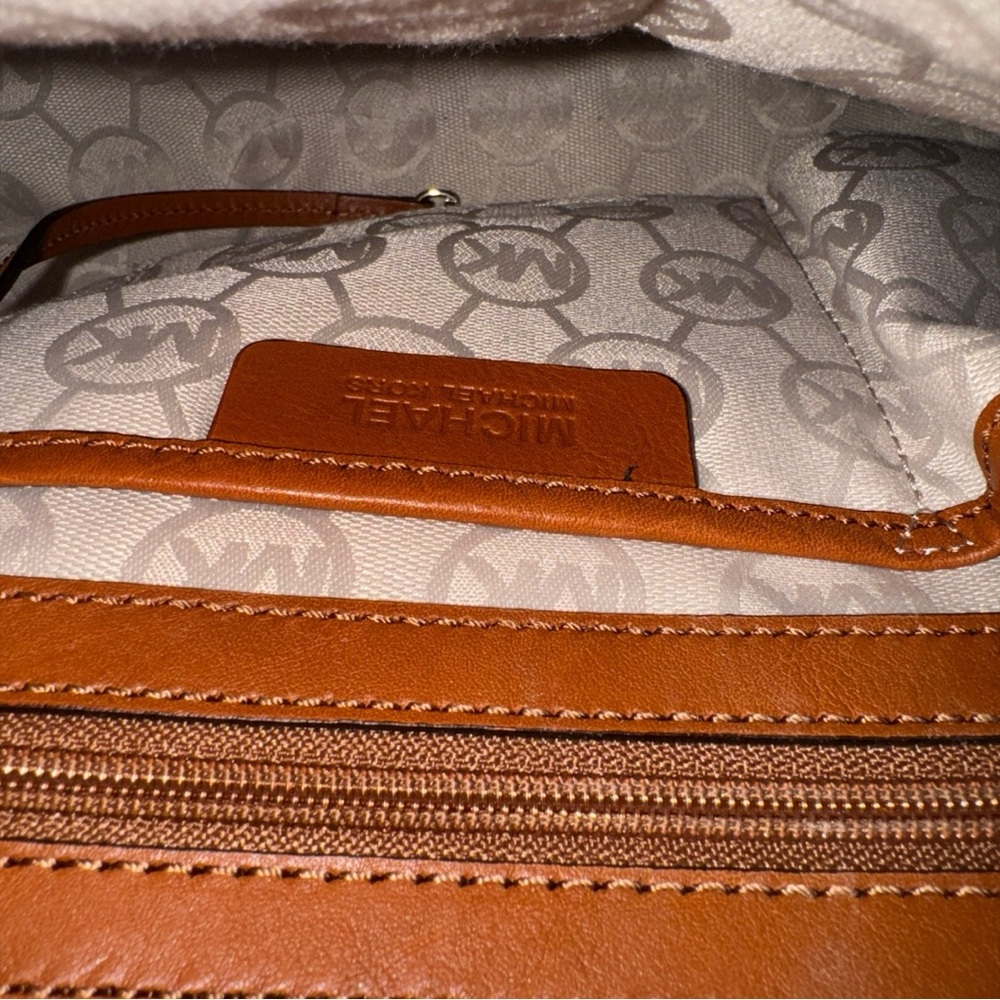 Michael Kors Hamilton Large Stripe Canvas Tote
Limited Edition Red and Cream - Picture 6 of 11